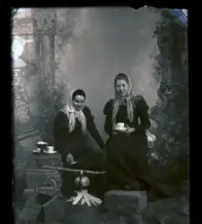 To kvinner.
Skrevet på papir som er festet til negativet: 72