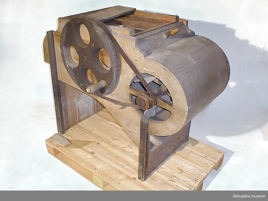 Ur handskrivna katalogen 1957-1958:
Sädesharpa
L. 124; Br. 61; H. 100 cm (drivhjulen oräknade). b) En sikt som avskiljer olika storlekar av korn 49,5 x 52,5 cm; träram m. parallella trådar av järn. Rost. Hel.

Lappkatalog: 51