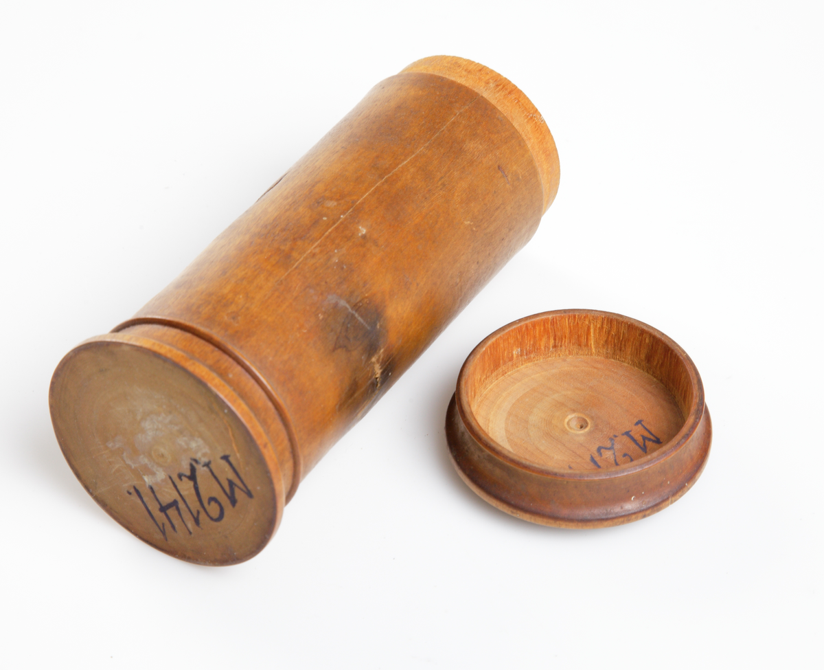 Ask av trä. Cylindrisk med lock.