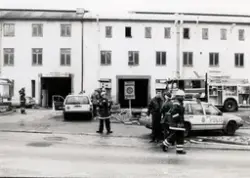 Brandkår och polis på utryckning till byggnaden "Strumpan" v