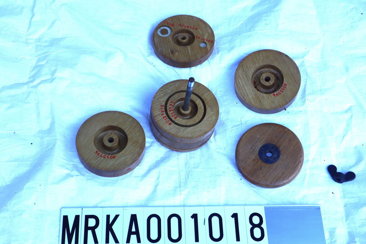 Rund förvaringslåda för o-ringar. Lådan innehåller o-ringar i olika diameter.