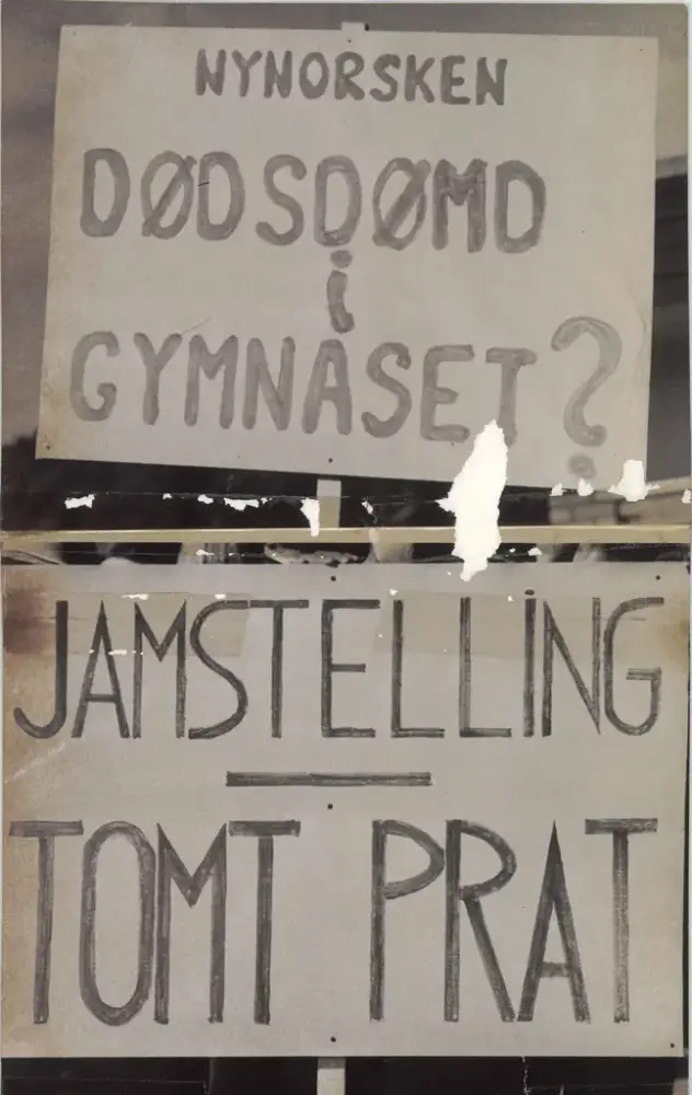 To banner med tekstane  «Nynorsken dødsdømd i gymnaset?» og «Jamstelling – tomt prat»