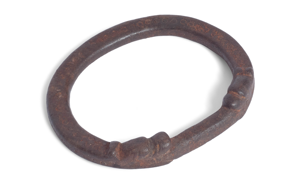 Oval, glatt smidd ring. To dyrehoder (ormehoder) vender mot hverandre og i munnen holder de ringen. Innslåtte ringer rundt på dørringen.