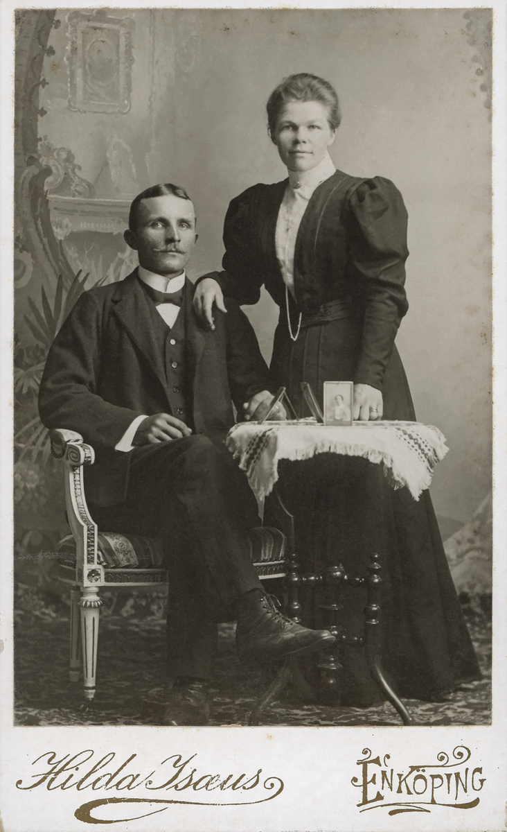 Visitkort/ ateljéfoto av en okänd man och kvinna i Hilda Isaeus ateljé på Eriksgatan, Enköping.