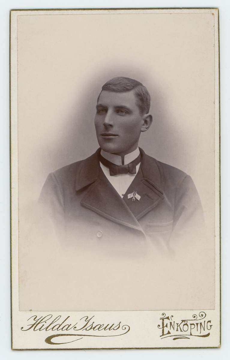 Svartvit porträtt av okänd ung man.