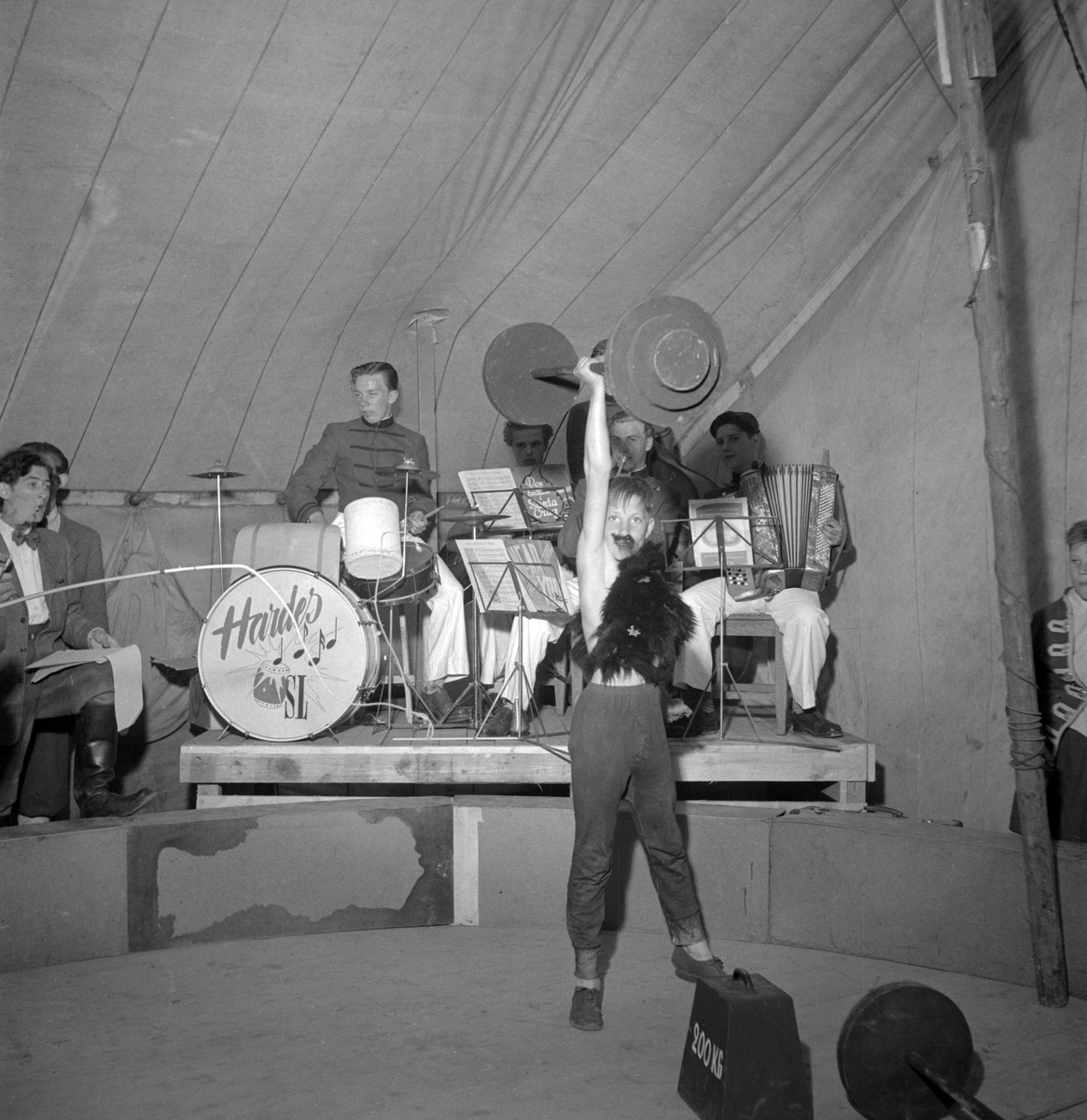 Under en lång rad år var firandet av Barnens Dag storstilat och en självklarhet i Linköping, likväl som i många av landets orter. Initiativen bar i begynnelsen allvarlig grund i den utbredda barnfattigdom, men blev med tiden ett alltmer festligt arrangemang. Rätt och slätt en dag för barnen. I Linköping bildade länge rastytan invid Linnéskolan arena för evenemanget. Här en serie odaterade bilder som vi knyter till 1940-talets senare hälft.