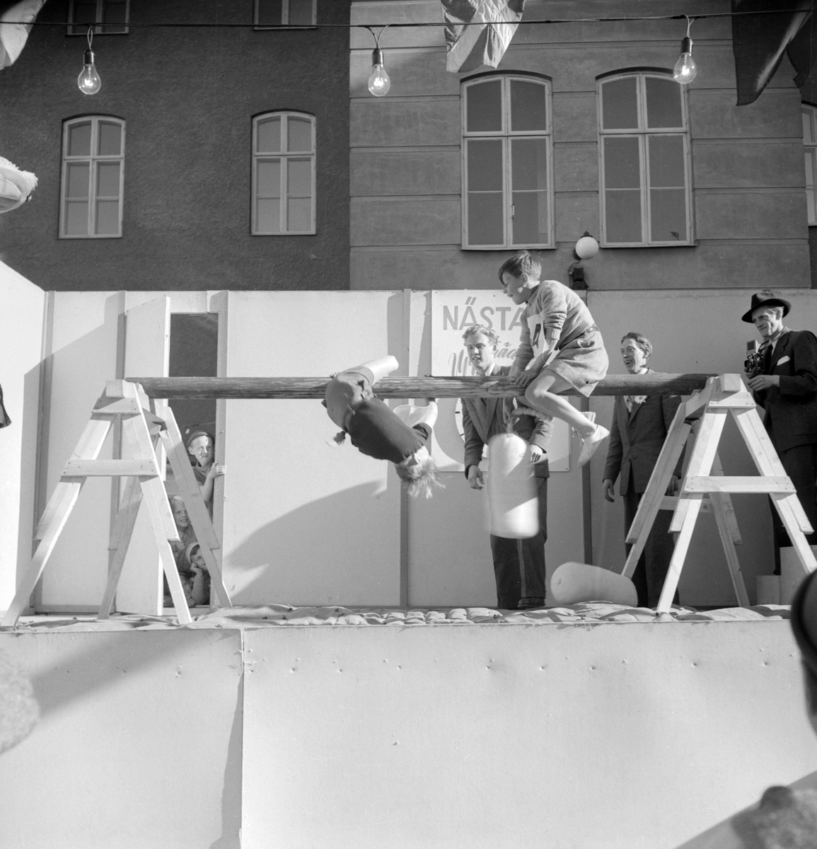 Under en lång rad år var firandet av Barnens Dag storstilat och en självklarhet i Linköping, likväl som i många av landets orter. Initiativen bar i begynnelsen allvarlig grund i den utbredda barnfattigdom, men blev med tiden ett alltmer festligt arrangemang. Rätt och slätt en dag för barnen. I Linköping bildade länge rastytan invid Linnéskolan arena för evenemanget. Här en serie odaterade bilder som vi knyter till 1940-talets senare hälft.