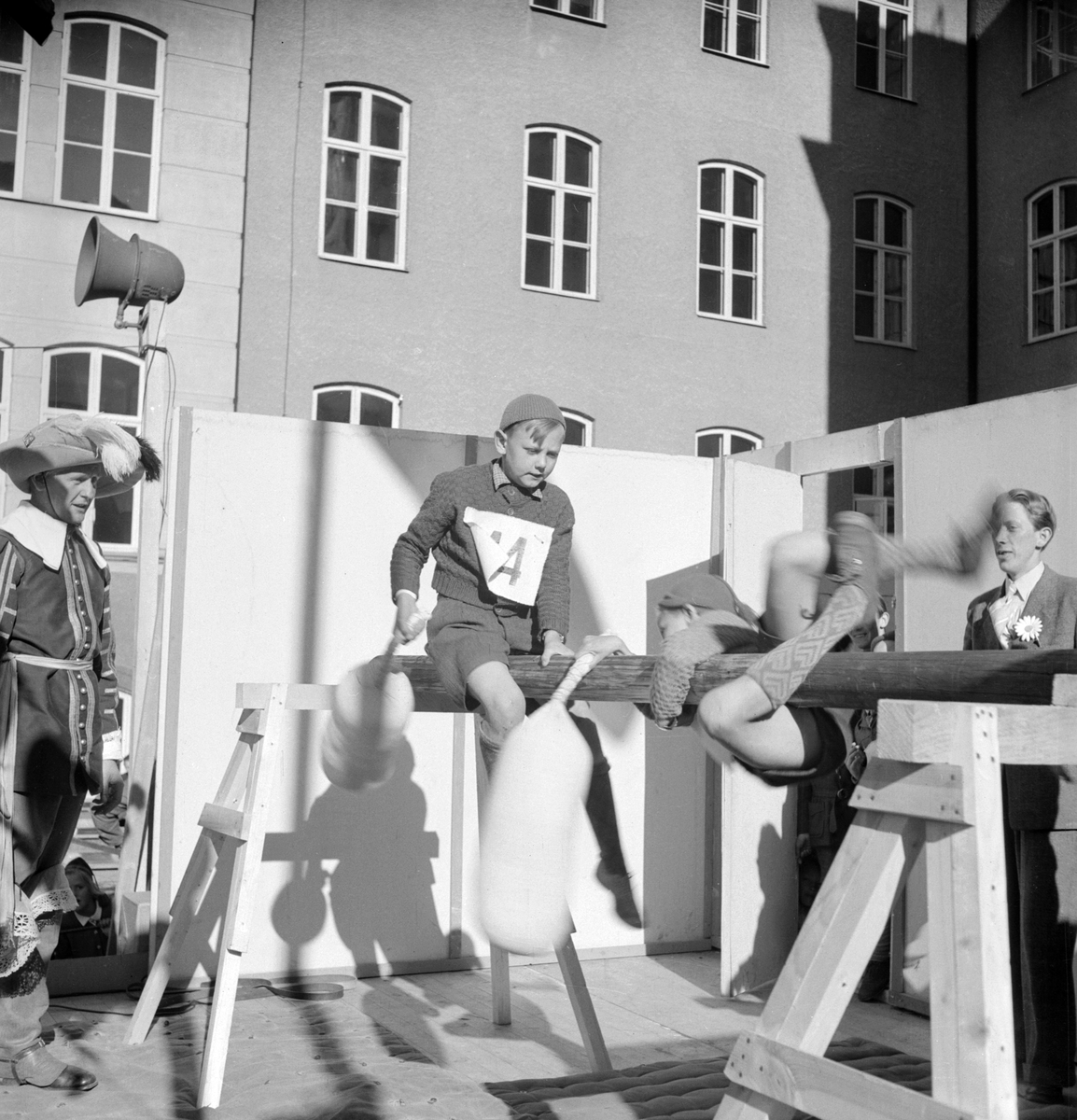 Under en lång rad år var firandet av Barnens Dag storstilat och en självklarhet i Linköping, likväl som i många av landets orter. Initiativen bar i begynnelsen allvarlig grund i den utbredda barnfattigdom, men blev med tiden ett alltmer festligt arrangemang. Rätt och slätt en dag för barnen. I Linköping bildade länge rastytan invid Linnéskolan arena för evenemanget. Här en serie odaterade bilder som vi knyter till 1940-talets senare hälft.