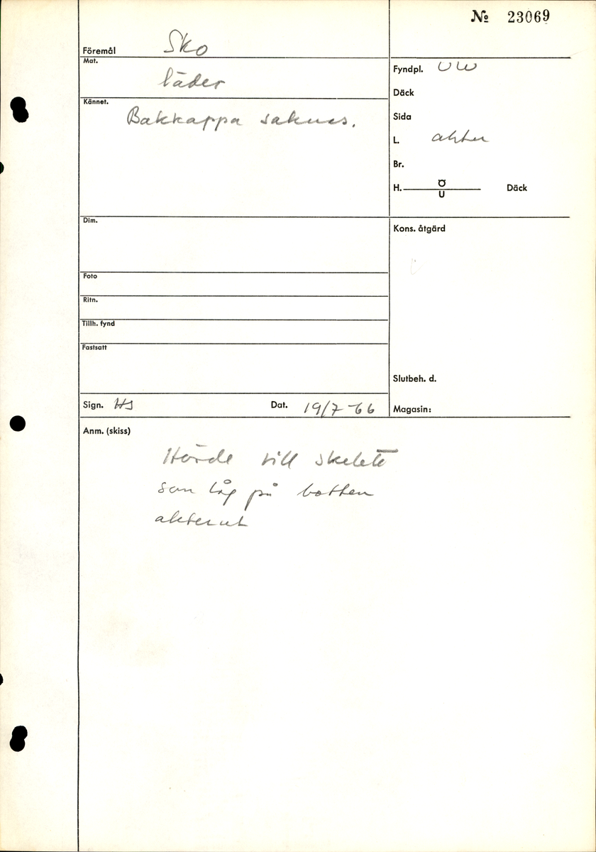 Dokumentation 1996:
Delar och fragment av sko: en skobotten samt ett fragmentariskt ovanläder, tre bitar av ett filtliknande material, ett 15-tal fragment av bottenläder samt sex mindre fragment av trä.
Skobottnen har kvarsittande tråd och träpligg. Yttersulan är ritsad. Klacken består av fem klacklappar som är placerade mellan ytter- och innersulan. Innersulans läder är mycket kraftigt, ca 6 mm tjock. Ovanlädret är sprött och fragmentariskt samt har blå och rostfärgade utfällningar.

Text in English: 
Various parts and fragments of a shoe, consisting of a sole with fragments of vamp (upper leather), three pieces of a felt-like material, some 15 fragments of sole or bottom leather and six smaller fragments of wood.
There are remains of thread and wooden pegs on the shoe sole. The outsole is channeled. The heel is made up of five heel lifts placed between the insole and outsole. The leather of the insole is very thick, ca 6 mm. The upper leather is fragile and fragmentary, and has blue and rust-coloured precipitations.

Dokumentation 2022:
Skobotten och delar av ovanläder till en öppen randsko. Tillverkade i getskinn av god kvalitet. Skapades på en rak läst och bars på höger fot. Klacken som är lagad med en läderlapp under sulan. Inga dekorationer. Det finns tecken på delaminering. Fragment från en stickad strumpa hittades inuti skon. Det finns lagningar med träpligg på sulan och hälen. Skobotten hör ihop med fyndnummer 23070.
För mer information, se Länkade filer: Uppritning

Text in english:
This is the bottom unit and upper fragments of an open shoe, made of goatskin leather of good quality, of randed construction with a patch heel, made on a straight last and worn on the right foot, with no decorative features. The bottom unit pairs with 23070. There are signs of delamination and fragments of a knitted stocking were found inside the shoe. There are pegged repairs to sole and heel.
For more information, go to Länkade filer: Uppritning