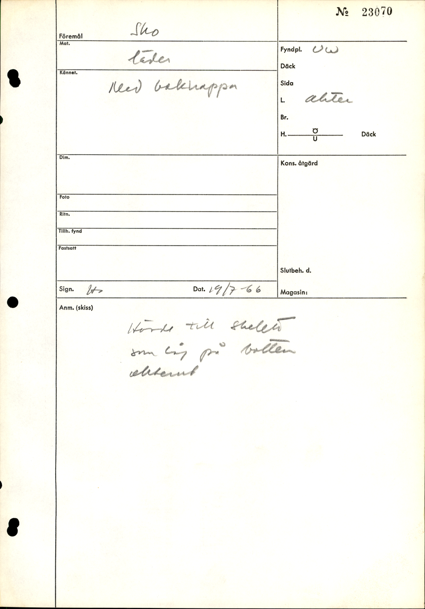 Sko.
Inuti skorna hittades även fragment från olika textilier som ursprungligen varit ett par strumpor. Idag sitter ett stickat fragment av ull fast i vänsterskon (23070) med avigsidan uppåt. I fyndet finns även en mängd lösa stickade fragment som idag är mycket korroderade och vissa helt mineraliserade av järn vilket har gjort textilen stenhård och därmed oerhört skör (23070a-c). Utifrån minskningar som några små fragment har så har det varit möjligt att rekonstruera strumpans tå. Genom att pussla ihop fragmenten som ursprungligen har suttit ihop har det på så vis gått att avgöra hur strumpans tå har varit konstruerad. Då textilen är så fragmentarisk är det inte möjligt att avgöra hur resten av strumpan har sett ut eller varit konstruerad. Däremot så finns det fragment av ett kypertvävt tyg av ull som på vissa ställen ligger dubbelt med det stickade 23070c). Ett av dessa fragment har stelnat i formen så som den suttit på fotens främre del inuti skon. Detta fragment täcker delvis det stickade tyget och har dessutom spår av kaststygn längs en kant. Så som det vävda tyget är placerat på det stickade tyget pekar på att man använt det som lagningslappar till sina stickade strumpor. 
I fyndet finns det även korroderade järnklumpar, ett tuskaftsvävt tyg av ull och rester av ett grovt bastfibergarn och två mindre läderfragment (23070d-f). Det är möjligt att även dessa har tillhört strumpan och/eller skon.

För mer detaljerad information från textildokumentationen (år 2022) se länkade filer.

Skodokumentation 2022:
Ovanläder. Tillverkad i getskinn av god kvalitet. Hör ihop med fyndnummer 23069 (Yngves skor). Tillverkades på en rak läst och bars på vänster fot. Inga dekorationer Det finns stygnhål som visar att det funnits invändiga förstärkningar (men förstärkningslappen saknas). Det finns delaminering men inga lagningar.
För mer information, se Länkade filer: Uppritning

Text in english:
This is the upper of a shoe of more “extreme fashion”, made of goatskin leather of good quality, probably made on a straight last and worn of the left foot, with no decorative features. The upper couples with 23069, together composing Yngve’s shoes. There are internal reinforcements missing from the upper and delamination, there are no repairs.
For more information, go to Länkade filer: Uppritning