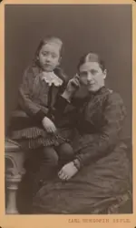 Porträtt av kvinna och barn.