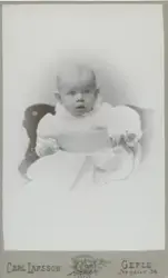 Barnporträtt. Text baksida kort: "Nils-första julen".