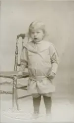 Barnporträtt. Text baksida kort: "Nils- våren 1901".