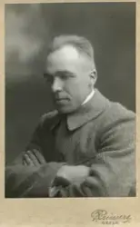 Mansporträtt. Text baksida kort: "God Jul önskas af (otydlig