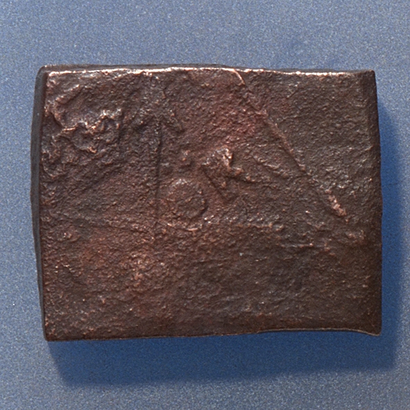 1- öre

Fyrkantigt mynt.

Åtsidan: tre kronor placerade i V-form, svagt synliga. Versalerna G R, svagt synliga. G placerad till vänster och R till höger om kronorna.

Det fyrsiffriga präglingsåret - längst ner på myntet - är oläsligt.

Ocentrerad prägling. Ram delvis synlig.

Frånsidan: två korsade pilar under en krona, svagt synliga.

Till vänster om pilarna siffran 1, till höger versalerna ÖR, svagt synliga.

Ocentrerad prägling. Ram delvis synlig.

Nuvarande skick: bägge sidor slitna.

Vikt: 22,9 gram.



Text in English: Square-shaped coin. Denomination: 1 öre.

The obverse side has three crowns spaced in a V-shape, faintly legible. The initials G R, which appear in capital letters, are faintly legible. G is placed to the left and R to the right of the crowns.

The four digit year of coinage is not legible.

The coin stamp is off-centre. The frame is partly visible.

The reverse side has two crossed arrows beneath a crown, faintly visible.

To the left of the arrows is the numeral 1, to the right the initials ÖR, faintly legible.

The coin stamp is off-centre. The frame is partly visible.

Present condition: both sides are worn.

Weight: 22,9 grams.
