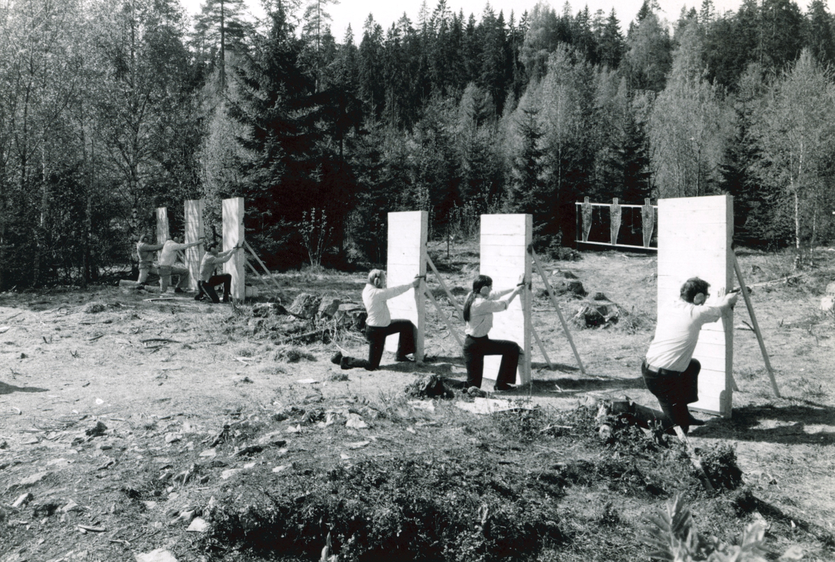 Politifolk på skytebane.