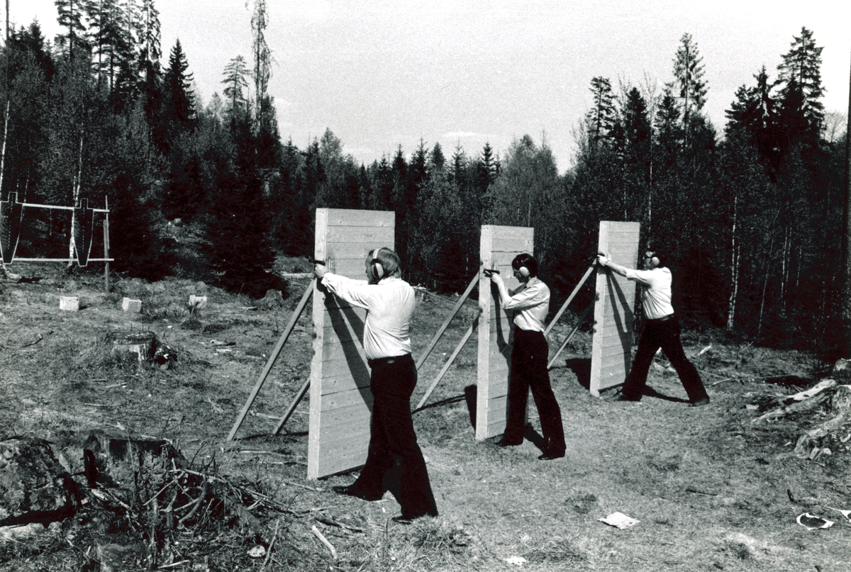 Politifolk på skytebane.