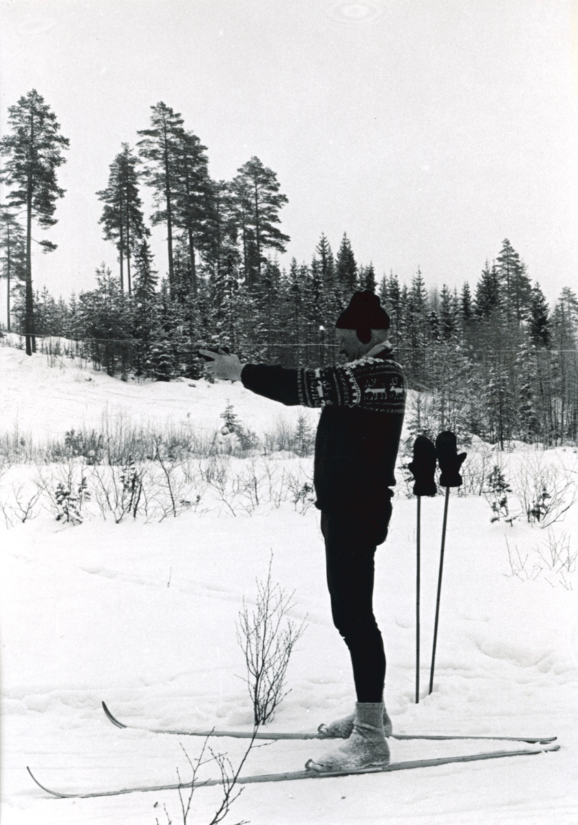 Politifolk på ski med pistolhylster rundt halsen. Pistolskyting.