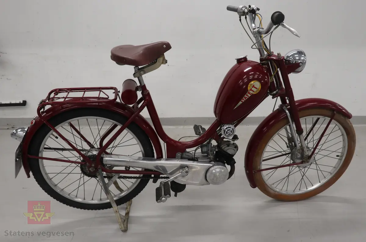 Flani Stafett type BFC-50. Mopeden er rød med svarte detaljer og flerfarget logo på begge sider av tanken. Merkeplate fra fabrikken sitter festet på gaffelen. Mopeden er utstyrt med en ensylindret BFC totakt forbrenningsmotor på 49 ccm. Motoren yter trolig 2,5 hk og går på bensin blandet med totaktsolje i forholdet 1:20 (5% olje). I tillegg til motoren har mopeden pedaler slik at man tråkke for bedre effekt i motbakkene. Mopeden har håndgir (to gir), lys og midtstøtte. Mopeden er urestaurert. og tilnærmet original. Reflekser og baklykt er ikke originale. Bakdekket er også byttet, opprinnelig var det hvitt. Framdekket er trolig det opprinnelige hvite, som har blitt misfarget. Mopeden har vindskjerm påmontert, det ser ut som nedre del av vindskjermen er hjemmelaget. Dekk er av dimensjonen 2,25 x 24.