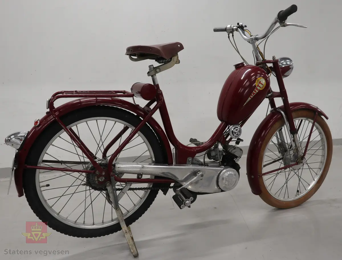 Flani Stafett type BFC-50. Mopeden er rød med svarte detaljer og flerfarget logo på begge sider av tanken. Merkeplate fra fabrikken sitter festet på gaffelen. Mopeden er utstyrt med en ensylindret BFC totakt forbrenningsmotor på 49 ccm. Motoren yter trolig 2,5 hk og går på bensin blandet med totaktsolje i forholdet 1:20 (5% olje). I tillegg til motoren har mopeden pedaler slik at man tråkke for bedre effekt i motbakkene. Mopeden har håndgir (to gir), lys og midtstøtte. Mopeden er urestaurert. og tilnærmet original. Reflekser og baklykt er ikke originale. Bakdekket er også byttet, opprinnelig var det hvitt. Framdekket er trolig det opprinnelige hvite, som har blitt misfarget. Mopeden har vindskjerm påmontert, det ser ut som nedre del av vindskjermen er hjemmelaget. Dekk er av dimensjonen 2,25 x 24.