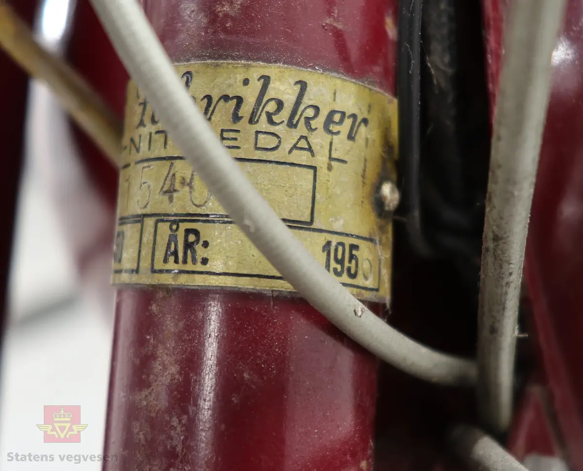 Flani Stafett type BFC-50. Mopeden er rød med svarte detaljer og flerfarget logo på begge sider av tanken. Merkeplate fra fabrikken sitter festet på gaffelen. Mopeden er utstyrt med en ensylindret BFC totakt forbrenningsmotor på 49 ccm. Motoren yter trolig 2,5 hk og går på bensin blandet med totaktsolje i forholdet 1:20 (5% olje). I tillegg til motoren har mopeden pedaler slik at man tråkke for bedre effekt i motbakkene. Mopeden har håndgir (to gir), lys og midtstøtte. Mopeden er urestaurert. og tilnærmet original. Reflekser og baklykt er ikke originale. Bakdekket er også byttet, opprinnelig var det hvitt. Framdekket er trolig det opprinnelige hvite, som har blitt misfarget. Mopeden har vindskjerm påmontert, det ser ut som nedre del av vindskjermen er hjemmelaget. Dekk er av dimensjonen 2,25 x 24.