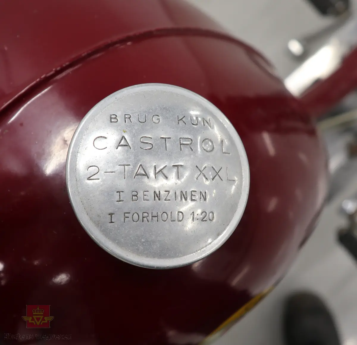 Flani Stafett type BFC-50. Mopeden er rød med svarte detaljer og flerfarget logo på begge sider av tanken. Merkeplate fra fabrikken sitter festet på gaffelen. Mopeden er utstyrt med en ensylindret BFC totakt forbrenningsmotor på 49 ccm. Motoren yter trolig 2,5 hk og går på bensin blandet med totaktsolje i forholdet 1:20 (5% olje). I tillegg til motoren har mopeden pedaler slik at man tråkke for bedre effekt i motbakkene. Mopeden har håndgir (to gir), lys og midtstøtte. Mopeden er urestaurert. og tilnærmet original. Reflekser og baklykt er ikke originale. Bakdekket er også byttet, opprinnelig var det hvitt. Framdekket er trolig det opprinnelige hvite, som har blitt misfarget. Mopeden har vindskjerm påmontert, det ser ut som nedre del av vindskjermen er hjemmelaget. Dekk er av dimensjonen 2,25 x 24.