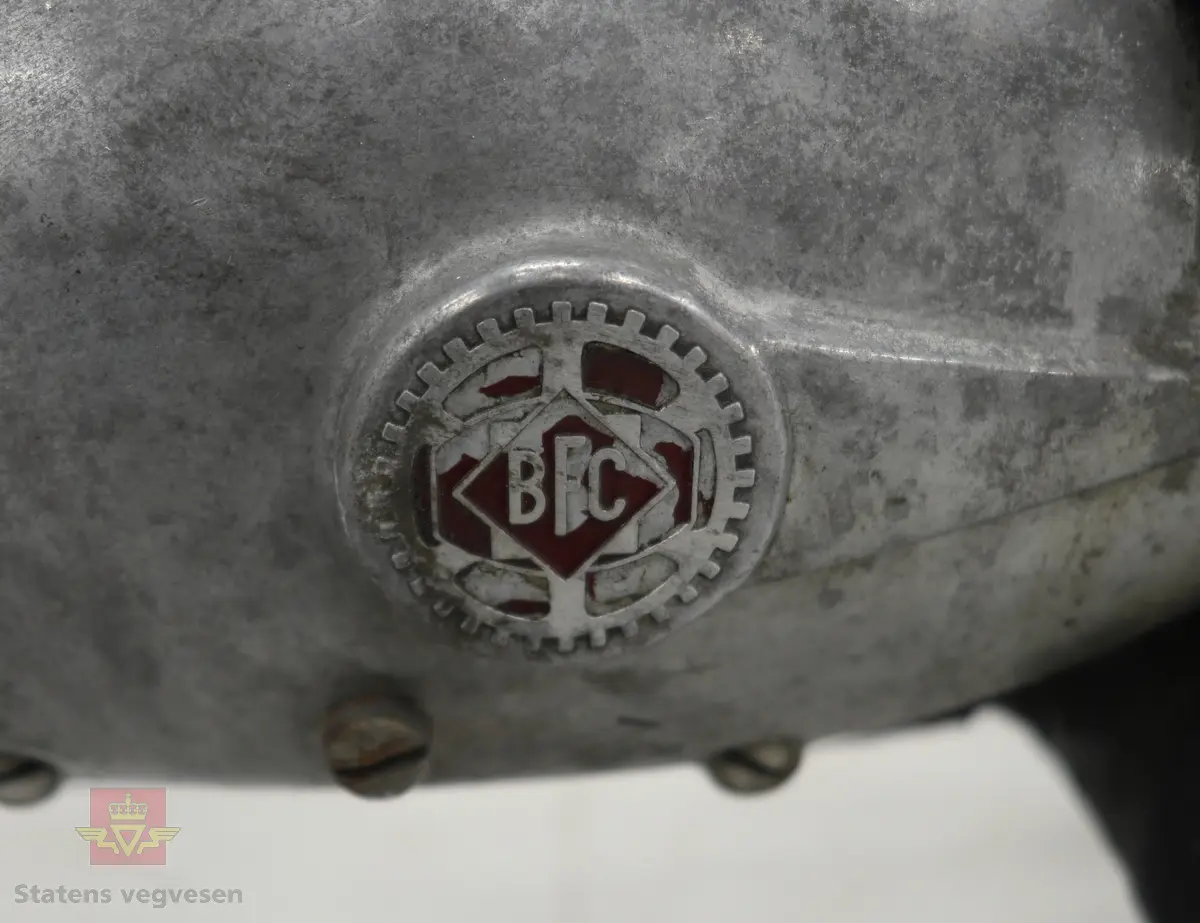 Flani Stafett type BFC-50. Mopeden er rød med svarte detaljer og flerfarget logo på begge sider av tanken. Merkeplate fra fabrikken sitter festet på gaffelen. Mopeden er utstyrt med en ensylindret BFC totakt forbrenningsmotor på 49 ccm. Motoren yter trolig 2,5 hk og går på bensin blandet med totaktsolje i forholdet 1:20 (5% olje). I tillegg til motoren har mopeden pedaler slik at man tråkke for bedre effekt i motbakkene. Mopeden har håndgir (to gir), lys og midtstøtte. Mopeden er urestaurert. og tilnærmet original. Reflekser og baklykt er ikke originale. Bakdekket er også byttet, opprinnelig var det hvitt. Framdekket er trolig det opprinnelige hvite, som har blitt misfarget. Mopeden har vindskjerm påmontert, det ser ut som nedre del av vindskjermen er hjemmelaget. Dekk er av dimensjonen 2,25 x 24.