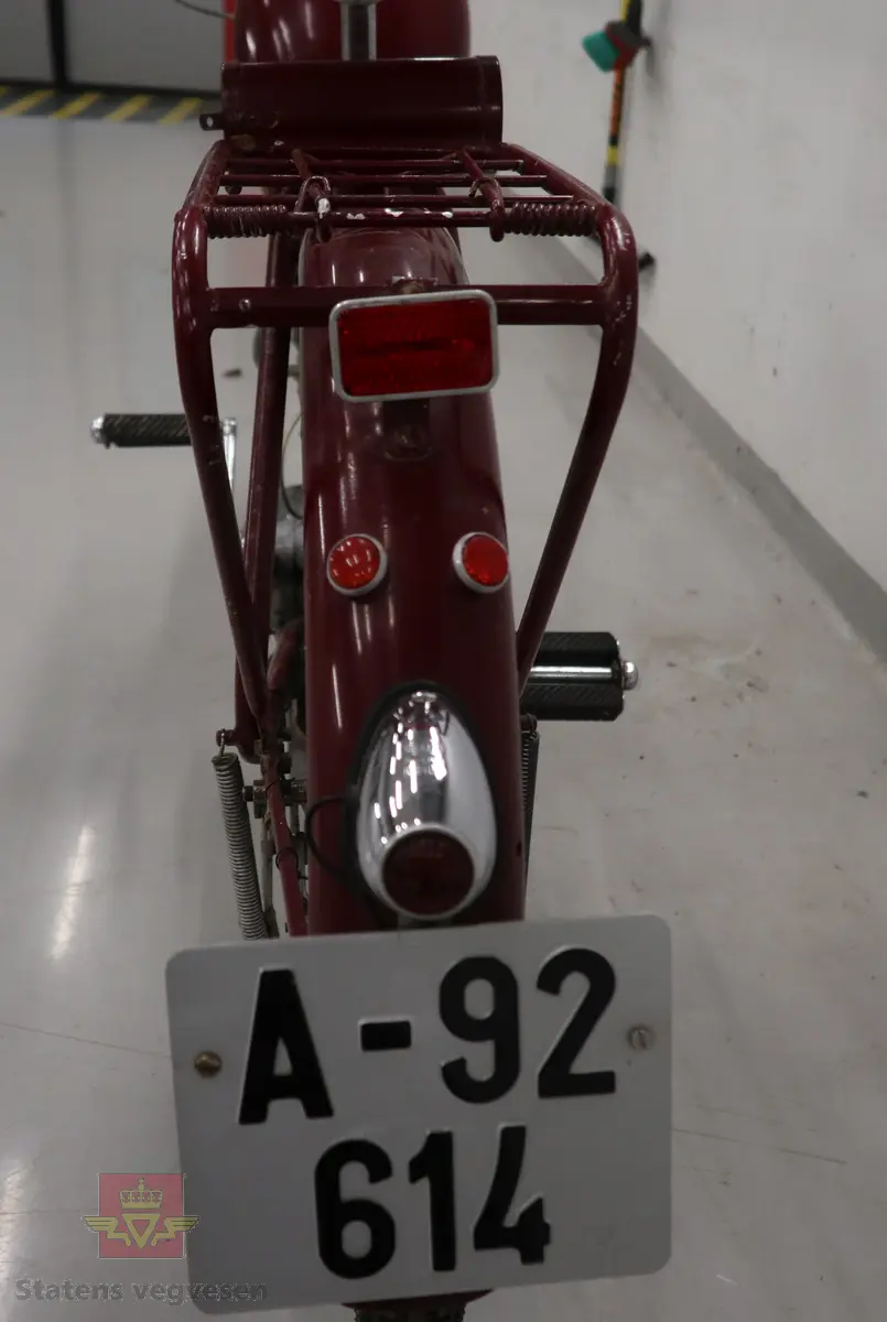 Flani Stafett type BFC-50. Mopeden er rød med svarte detaljer og flerfarget logo på begge sider av tanken. Merkeplate fra fabrikken sitter festet på gaffelen. Mopeden er utstyrt med en ensylindret BFC totakt forbrenningsmotor på 49 ccm. Motoren yter trolig 2,5 hk og går på bensin blandet med totaktsolje i forholdet 1:20 (5% olje). I tillegg til motoren har mopeden pedaler slik at man tråkke for bedre effekt i motbakkene. Mopeden har håndgir (to gir), lys og midtstøtte. Mopeden er urestaurert. og tilnærmet original. Reflekser og baklykt er ikke originale. Bakdekket er også byttet, opprinnelig var det hvitt. Framdekket er trolig det opprinnelige hvite, som har blitt misfarget. Mopeden har vindskjerm påmontert, det ser ut som nedre del av vindskjermen er hjemmelaget. Dekk er av dimensjonen 2,25 x 24.