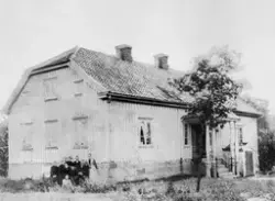 Rostad søndre 119/2 , Rolvsøy ca. 1910. Familiegruppe foran 