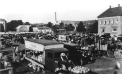 Torghandel på Nedre Torv, Th. Petersonsgate i Moss 1937. I j
