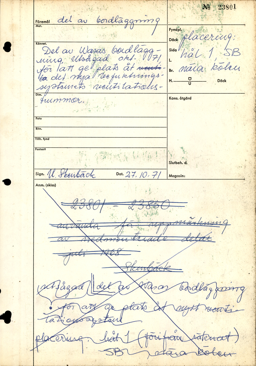 Del av bordläggningsplanka.
Biten har två borrspår samt saknar ett par flisor.