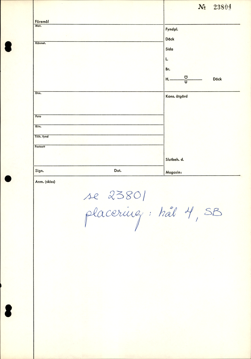 Del av bordläggningsplanka.
Biten har två borrspår samt ett stort genomgående hål från tidigare dränering.