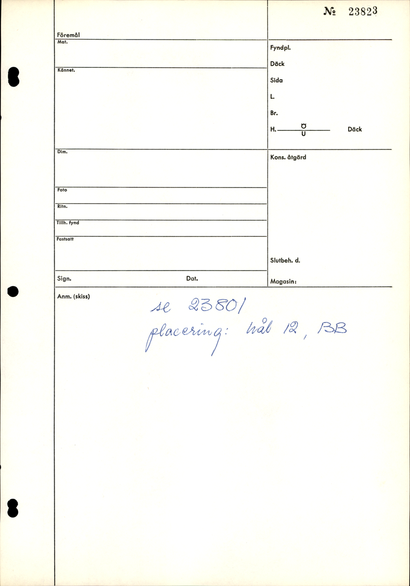 Utsågad del av bordläggning. På ena långsidan fanns två mindre samt ett större borrhål. Efter provtagning 2013 återstod endast ett borrspår samt det stora genomgående hålet från tidigare dränering.