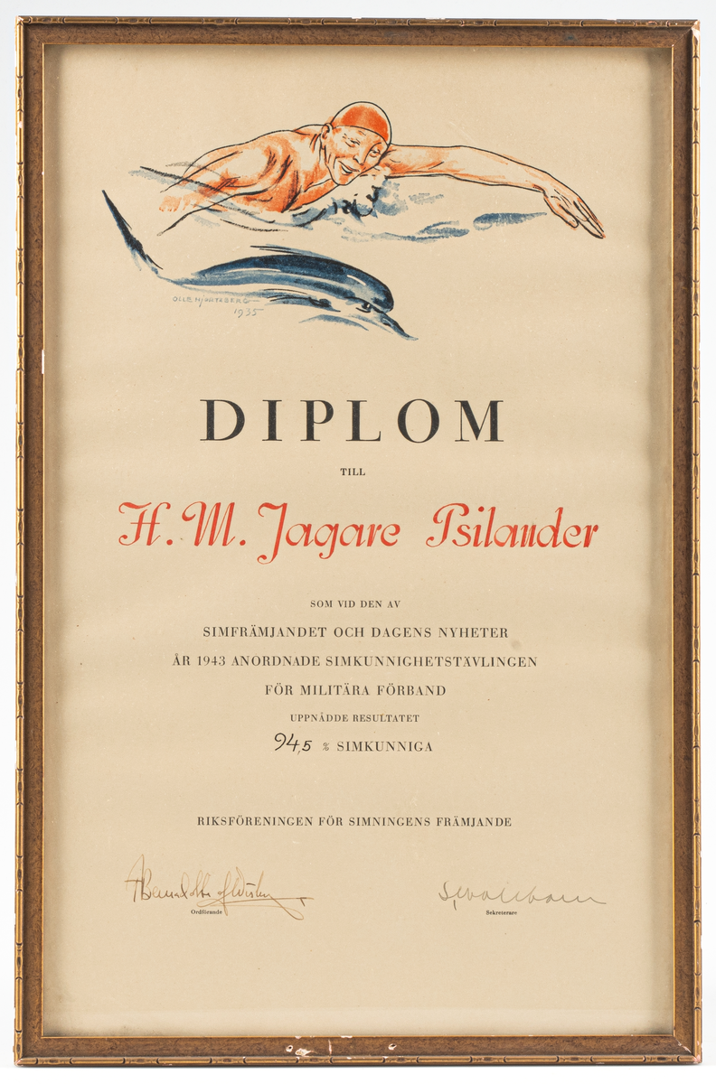 Diplom simkunnighet.
Text: "Diplom till H.M. Jagaer Psilander som vid den av Simfrämjandet och Dagens Nyheter År 1943 anordnade simkunnighetstävlingen för militära förband uppnådde resultatet 94,5% simkunniga. Riksföreningen för simningens främjande.
Inom glas och ram.
SSS 19,4.