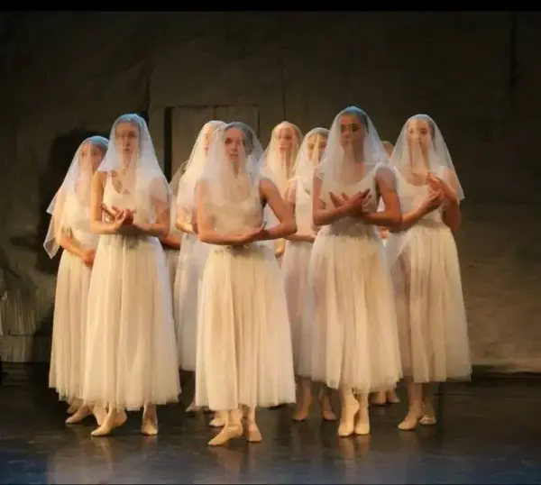 Ni dansere kledd i hvitt 