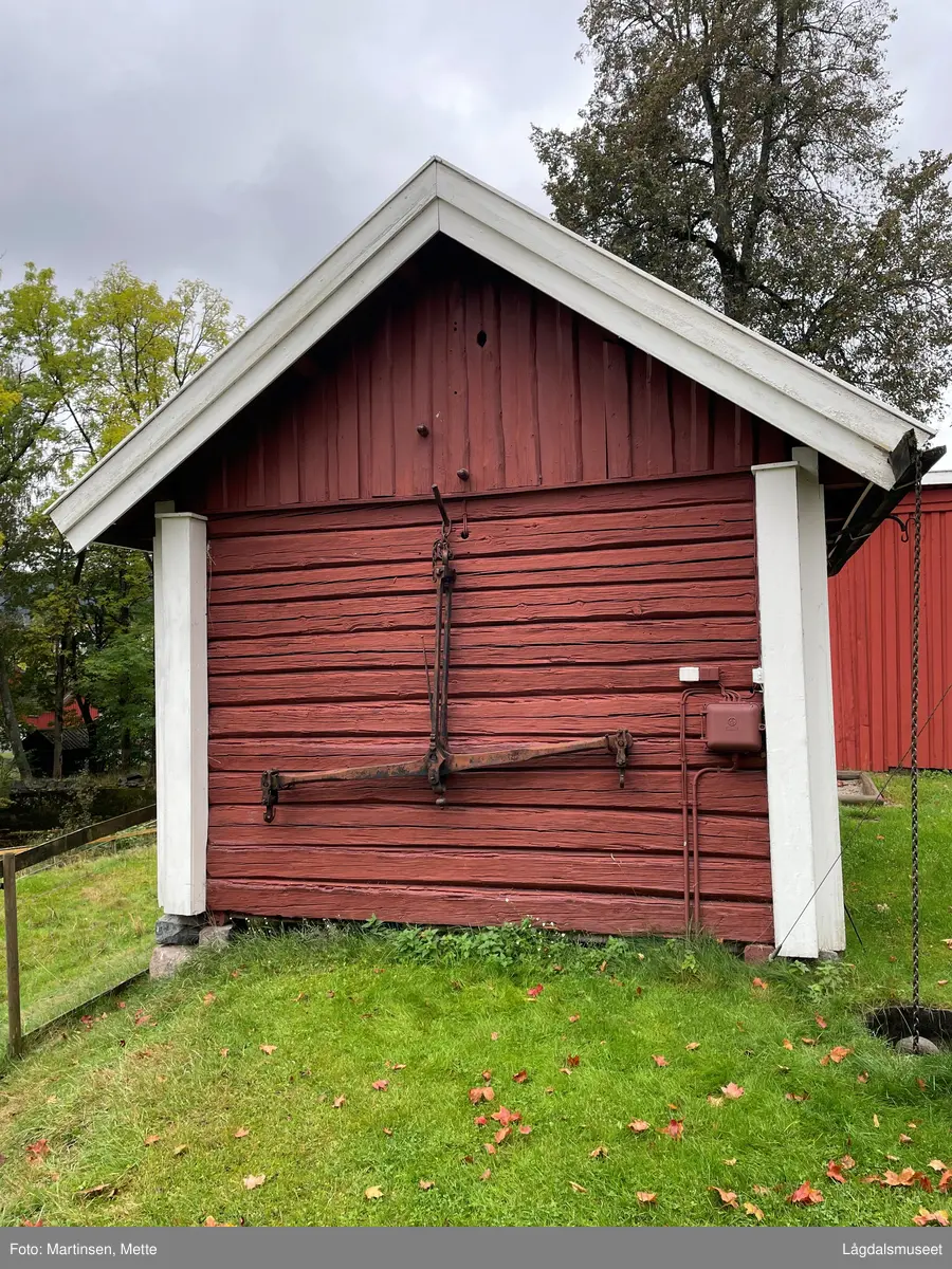 Stor skålvekt i jern.