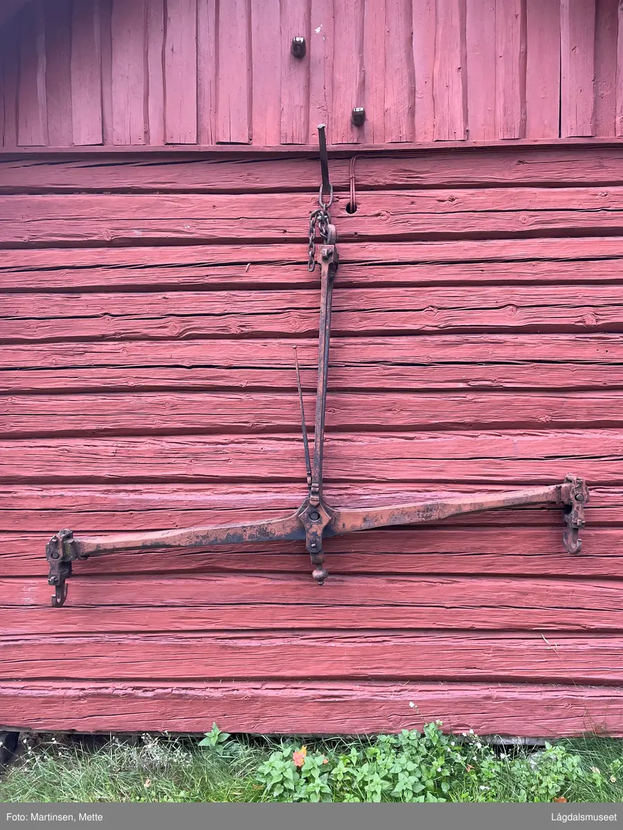 Stor skålvekt i jern.