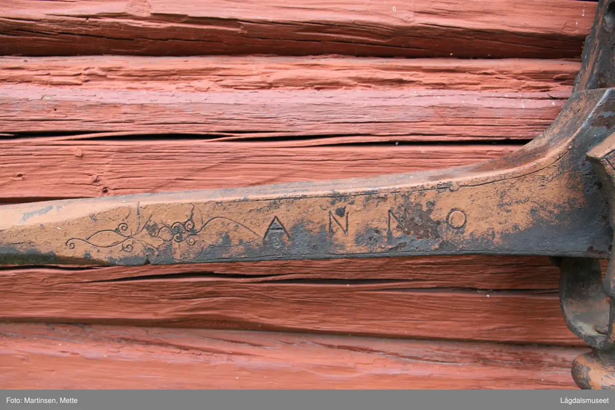 Stor skålvekt i jern.