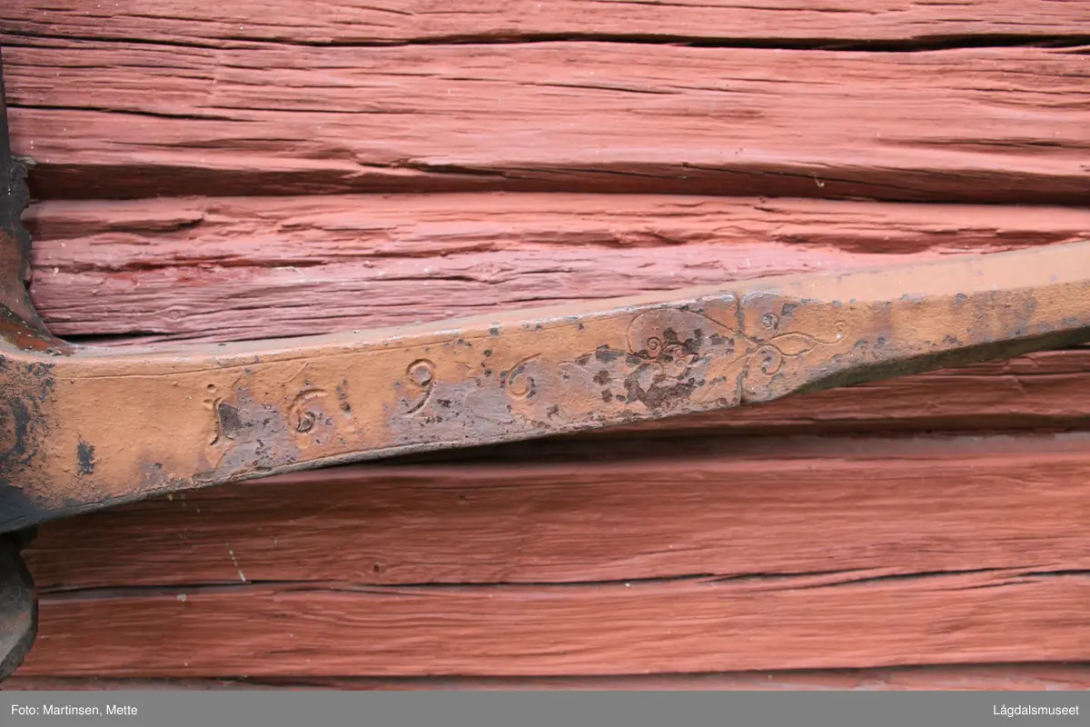 Stor skålvekt i jern.