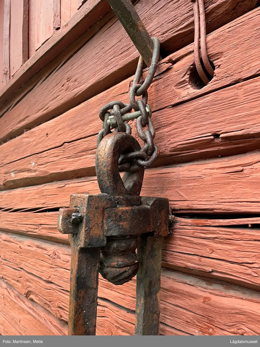 Stor skålvekt i jern.