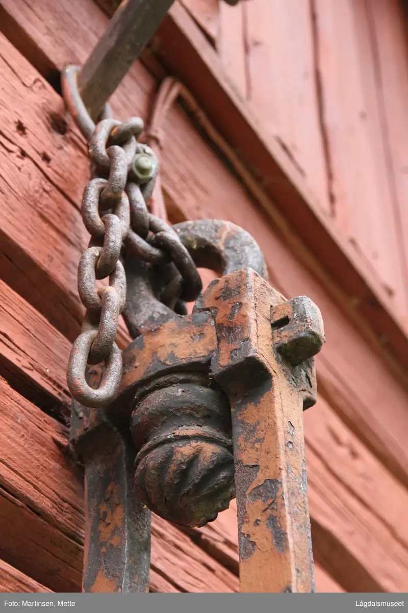 Stor skålvekt i jern.