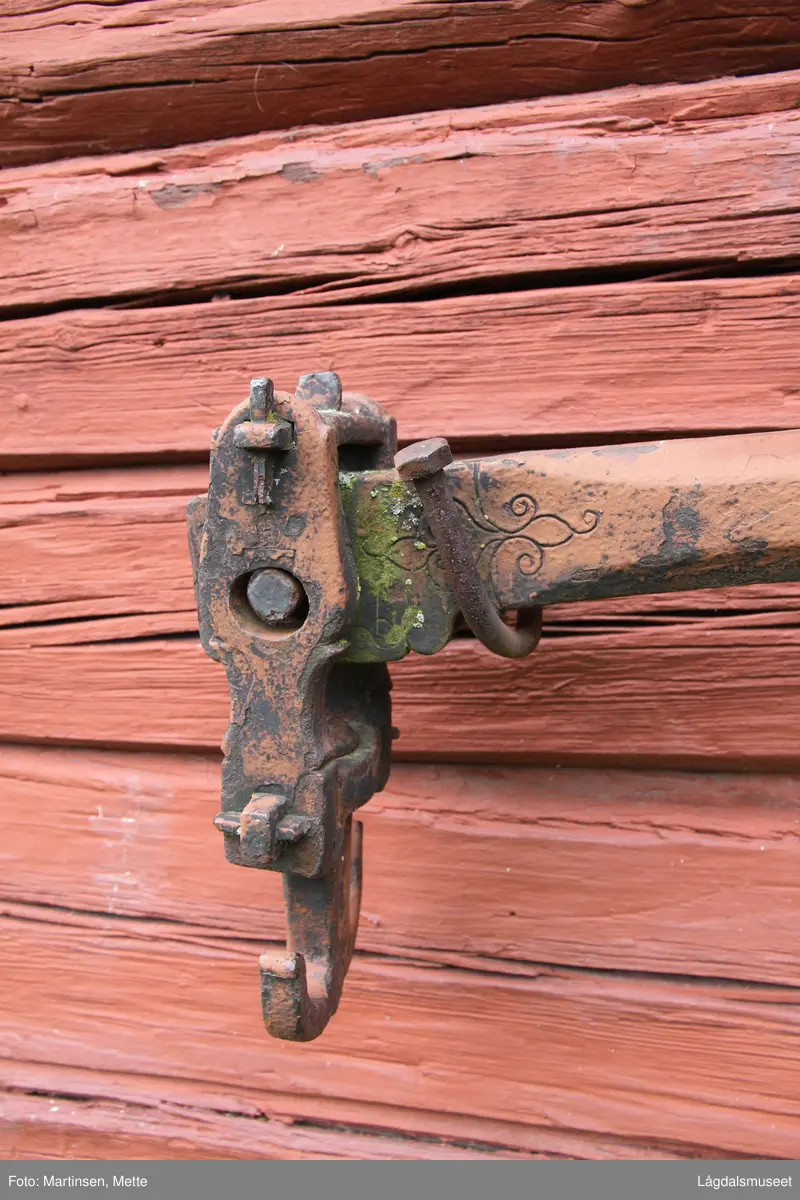 Stor skålvekt i jern.