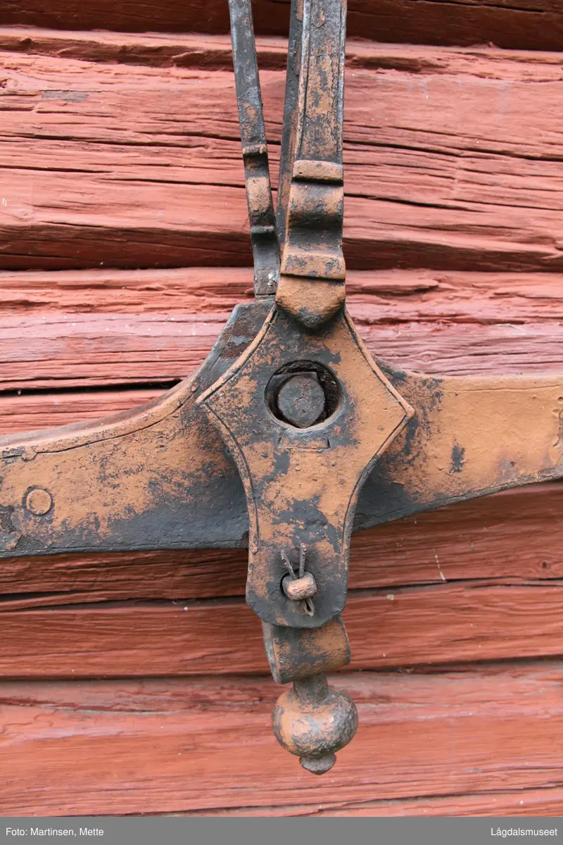 Stor skålvekt i jern.