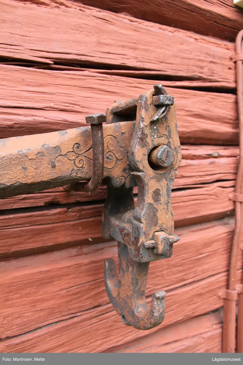 Stor skålvekt i jern.