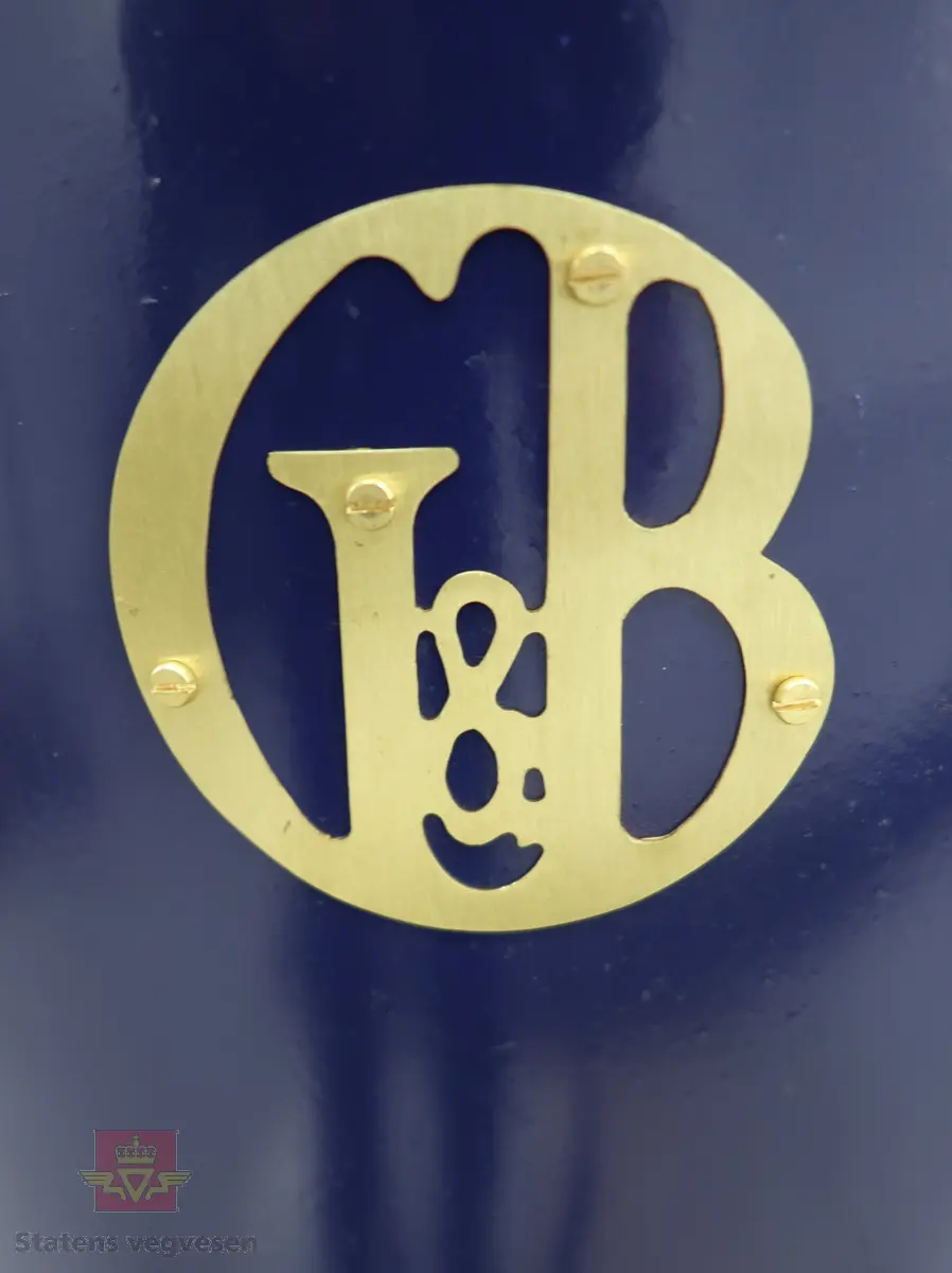 Hånddrevet pumpe, med kuppel på toppen. Kuppelen har en 220 volt lyspære. Pumpa står på en hjemmelagd sokkel av tre (det gjør den stødig og flyttbar). Maks. fyllekvantum om gangen er 20 liter. Pumpa har et skilt som viser at den ble kontrollert i 1950. Ved restaureringen ble alt tatt fra hverandre og reparert til tilnærmet ny tilstand. Kuppelen ble lagd ny. Pumpa grunnet med Owatrol og lakkert med oljemaling (Bengalakk). Fargekoder: Hvit: RAL 9016 Verkehrsweiss. Blå mørk: RAL 5013 Kobaltblau. Blå lys innvendig: RAL 5024 Pastellblau. (tatt fra et tysk RAL-kart).