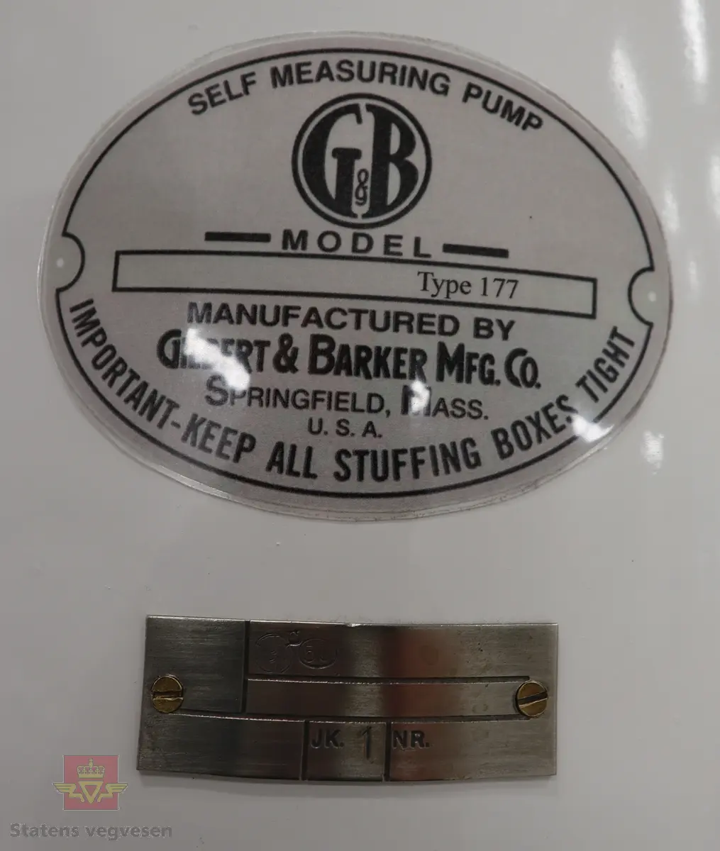 Hånddrevet pumpe, med kuppel på toppen. Kuppelen har en 220 volt lyspære. Pumpa står på en hjemmelagd sokkel av tre (det gjør den stødig og flyttbar). Maks. fyllekvantum om gangen er 20 liter. Pumpa har et skilt som viser at den ble kontrollert i 1950. Ved restaureringen ble alt tatt fra hverandre og reparert til tilnærmet ny tilstand. Kuppelen ble lagd ny. Pumpa grunnet med Owatrol og lakkert med oljemaling (Bengalakk). Fargekoder: Hvit: RAL 9016 Verkehrsweiss. Blå mørk: RAL 5013 Kobaltblau. Blå lys innvendig: RAL 5024 Pastellblau. (tatt fra et tysk RAL-kart).