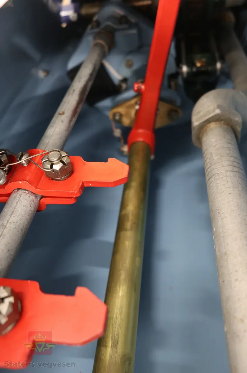 Hånddrevet pumpe, med kuppel på toppen. Kuppelen har en 220 volt lyspære. Pumpa står på en hjemmelagd sokkel av tre (det gjør den stødig og flyttbar). Maks. fyllekvantum om gangen er 20 liter. Pumpa har et skilt som viser at den ble kontrollert i 1950. Ved restaureringen ble alt tatt fra hverandre og reparert til tilnærmet ny tilstand. Kuppelen ble lagd ny. Pumpa grunnet med Owatrol og lakkert med oljemaling (Bengalakk). Fargekoder: Hvit: RAL 9016 Verkehrsweiss. Blå mørk: RAL 5013 Kobaltblau. Blå lys innvendig: RAL 5024 Pastellblau. (tatt fra et tysk RAL-kart).