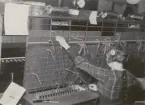 Huddinge telestation med kvinna som opererar växelbord för telefoni.