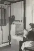Operatör vid manuellt växelbord på Norra Tynningö kring 1950-tal.