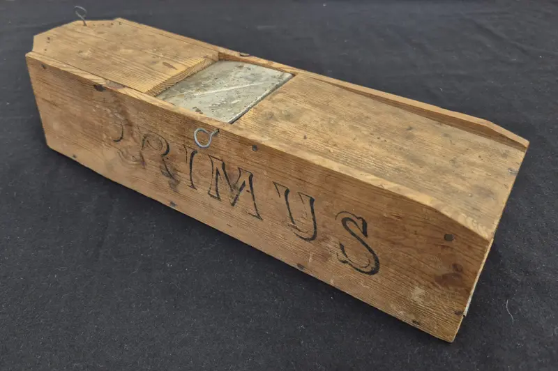 Råttfälla i trä och järn. Märkt med namnet "Primus" på båda långsidorna. 

Gåva av Kurt Johanssons sterbhus, Sollebrunn gn Erik Hermansson, Gendalen.